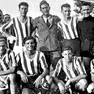 Un'immagine storica: la squadra del Casarsa Football club nel 1941, nella quale militava Paolini, il secondo accovacciato da sinistra
