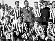 Un'immagine storica: la squadra del Casarsa Football club nel 1941, nella quale militava Paolini, il secondo accovacciato da sinistra