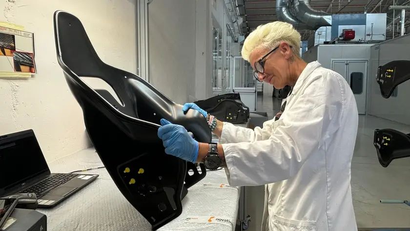 Una donna al lavoro. Il Nord Est è un passo indietro per quanto riguarda la governance femminile delle sue aziende