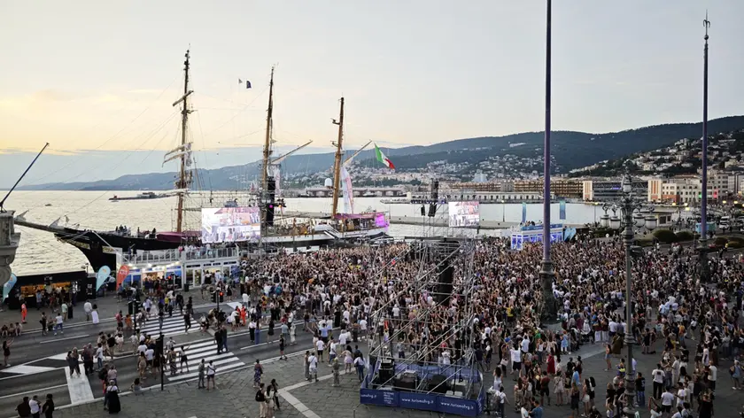 La grande folla davanti a Nave Palinuro (Lasorte)