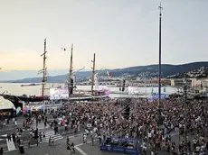 La grande folla davanti a Nave Palinuro (Lasorte)
