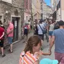 Una strada di Parenzo affollata di visitatori durante l’estate