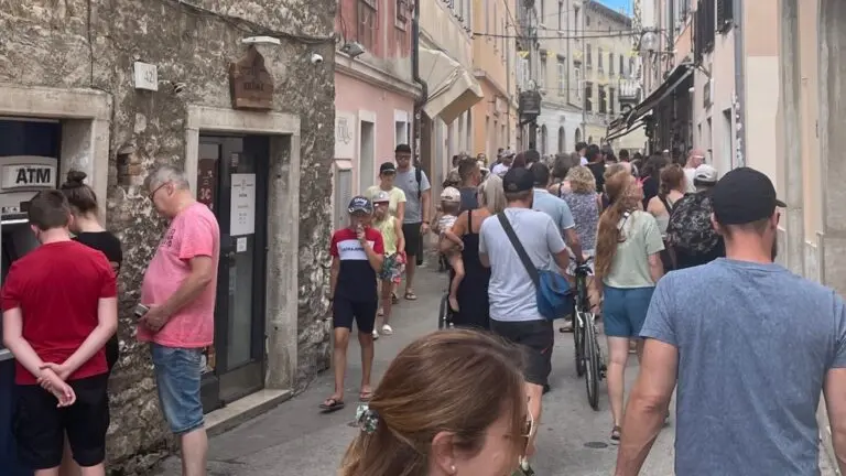 Una strada di Parenzo affollata di visitatori durante l’estate