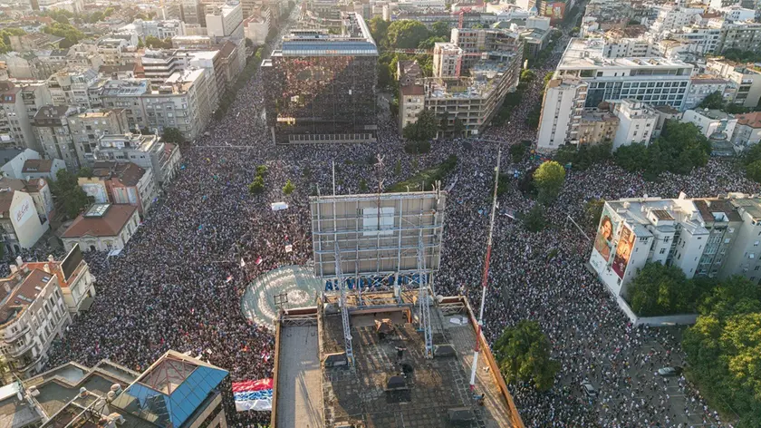 La folla radunatasi per la manifestazione di protesta organizzata sabato a Belgrado dagli studenti