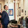 Il sindaco di Castelfranco, Stefano Marcon, davanti agli strumenti esposti nella mostra "Sulle orme di Franco Battiato e Giusto Pio" (ph Macca)