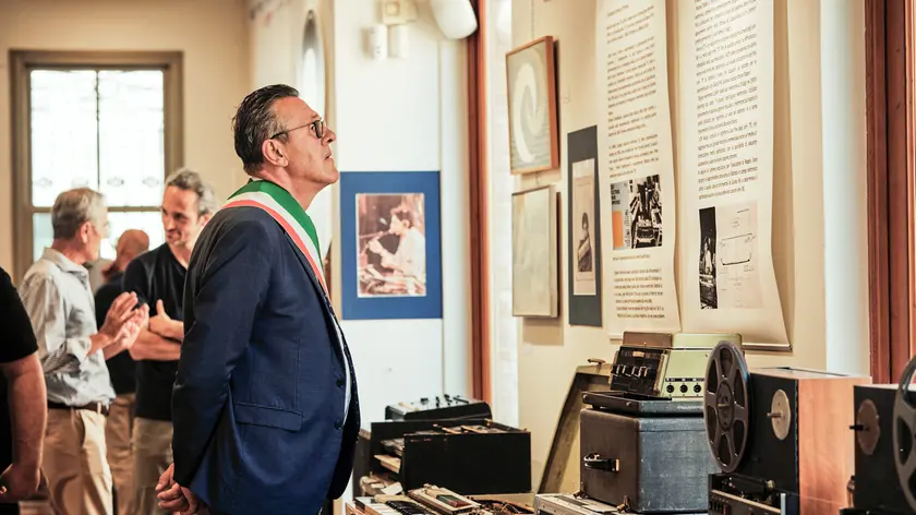 Il sindaco di Castelfranco, Stefano Marcon, davanti agli strumenti esposti nella mostra "Sulle orme di Franco Battiato e Giusto Pio" (ph Macca)