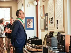 Il sindaco di Castelfranco, Stefano Marcon, davanti agli strumenti esposti nella mostra "Sulle orme di Franco Battiato e Giusto Pio" (ph Macca)