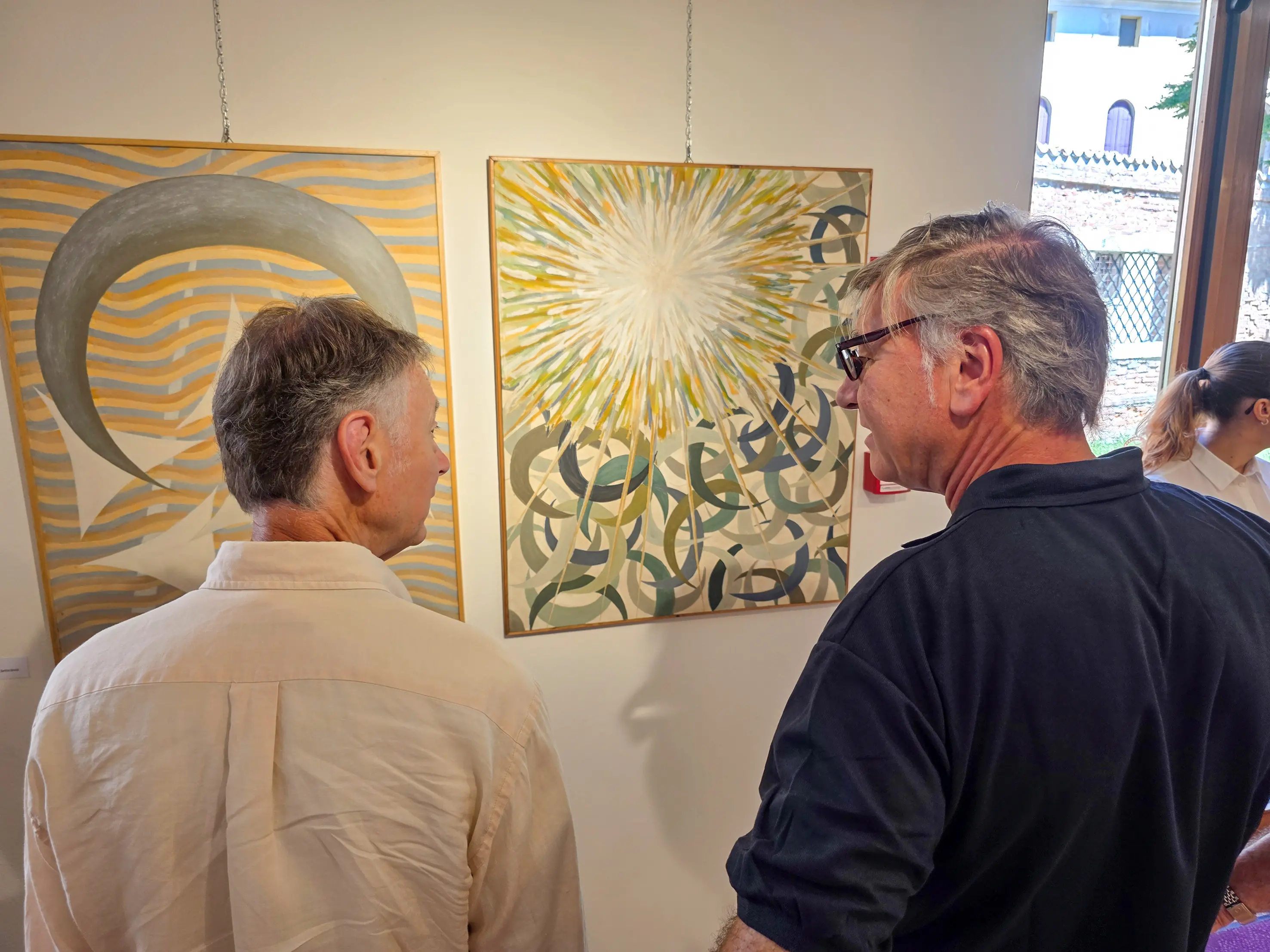 I fratelli Mondi, critici d'arte, davanti alle opere pittoriche di Giusto Pio