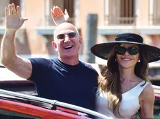 Jeff Bezos e Lauren Sanchez lasciano Venezia dopo le nozze