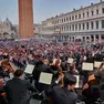Venezia, piazza San Marco gremita per il concerto dell'Orchestra del Teatro la Fenice