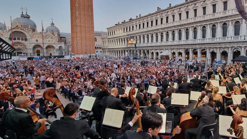 Venezia, piazza San Marco gremita per il concerto dell'Orchestra del Teatro la Fenice
