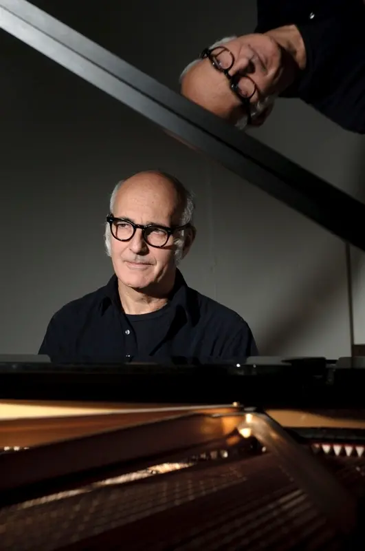 Il pianista Ludovico Einaudi, che suona questa sera a Trieste, è figlio del grande editore Giulio Einaudi