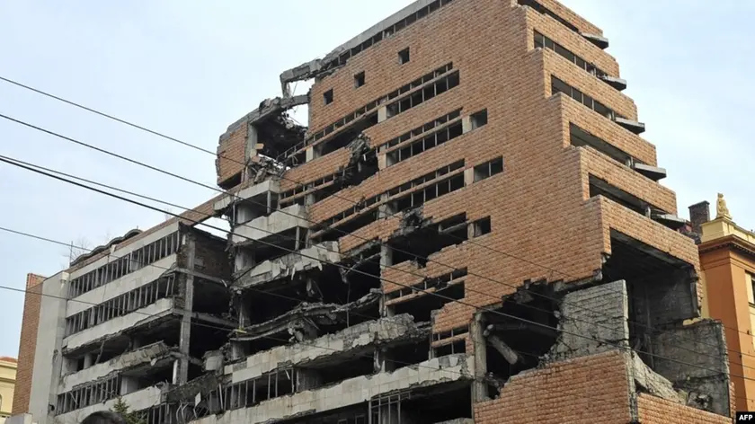 Il “Generalštab”, enorme palazzo in stile modernista nel cuore di Belgrado che fino al 1999 ospitava il ministero della Difesa del Paese balcanico; l’edificio fu bombardato e distrutto dai missili Nato durante la guerra