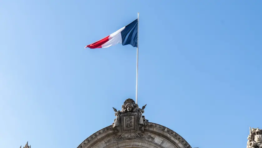 La bandiera francese sventola all’Eliseo