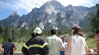 Un'immagine degli interventi della frana che ha interdetto la Alemagna, nel comune di San Vito di Cadore, nella prime ore di martedì 1 luglio
