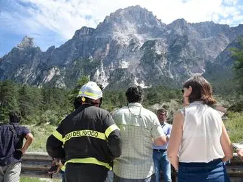 Un'immagine degli interventi della frana che ha interdetto la Alemagna, nel comune di San Vito di Cadore, nella prime ore di martedì 1 luglio