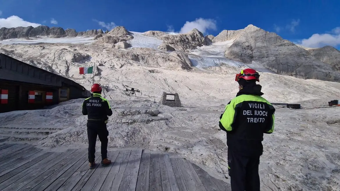 Soccorritori sulla Marmolada dopo la tragedia