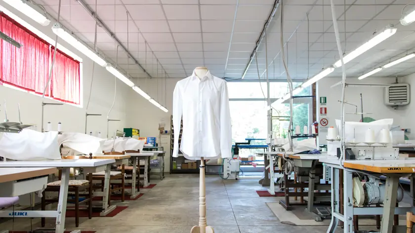 Il laboratorio di camiceria della Maison De Carlo di Casier
