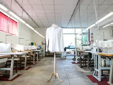 Il laboratorio di camiceria della Maison De Carlo di Casier