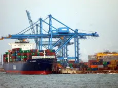 La Ital Laguna, appartenente alla flotta Evergreen Line, attraccata al terminal di Brajdica per le operazioni di scarico