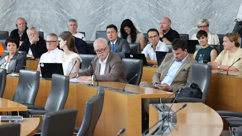 Un momento della seduta del Parlamento sloveno che ha dato l’ok alla proposta di referendum foto DZ-RS.SI