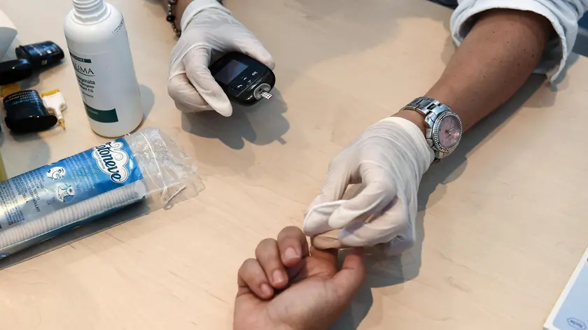 La misurazione della glicemia in un paziente diabetico