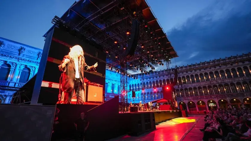 La cantante Patty Smith sul palco in piazza San Marco a Venezia (foto dal profilo Facebook del Comune di Venezia)