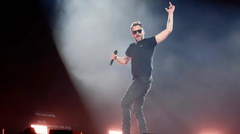 Cesare Cremonini sul palco dello stadio Euganeo (foto agenzia Bianchi)