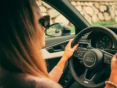 “Donna al volante”? Sì, e per fortuna. Perché guida meglio