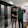 Gianfranco Bosio con la mamma Serena e il fornitore dei forni nel nuovo laboratorio (Bonaventura)