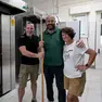 Gianfranco Bosio con la mamma Serena e il fornitore dei forni nel nuovo laboratorio (Bonaventura)