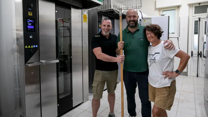 Gianfranco Bosio con la mamma Serena e il fornitore dei forni nel nuovo laboratorio (Bonaventura)
