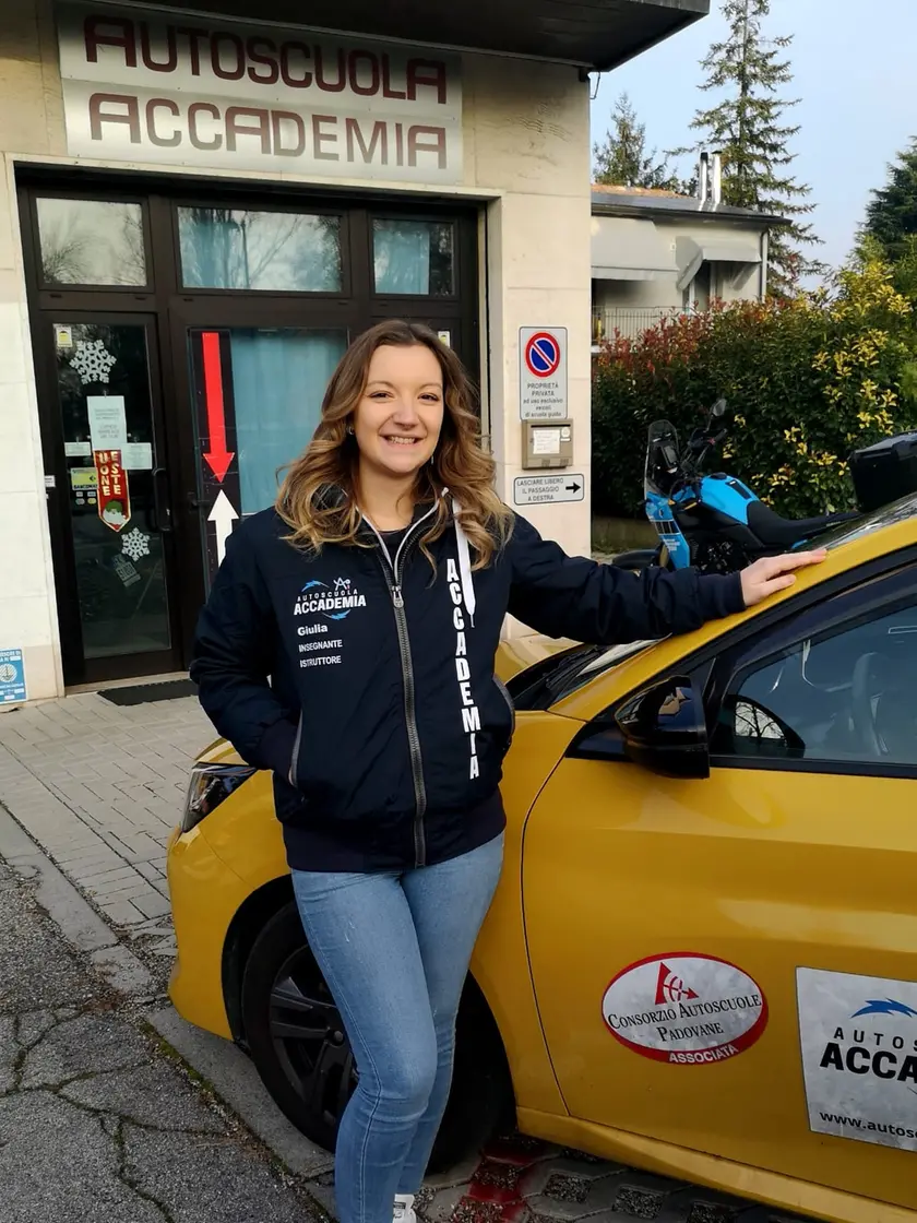 Giulia Zanella fuori dall'Autoscuola