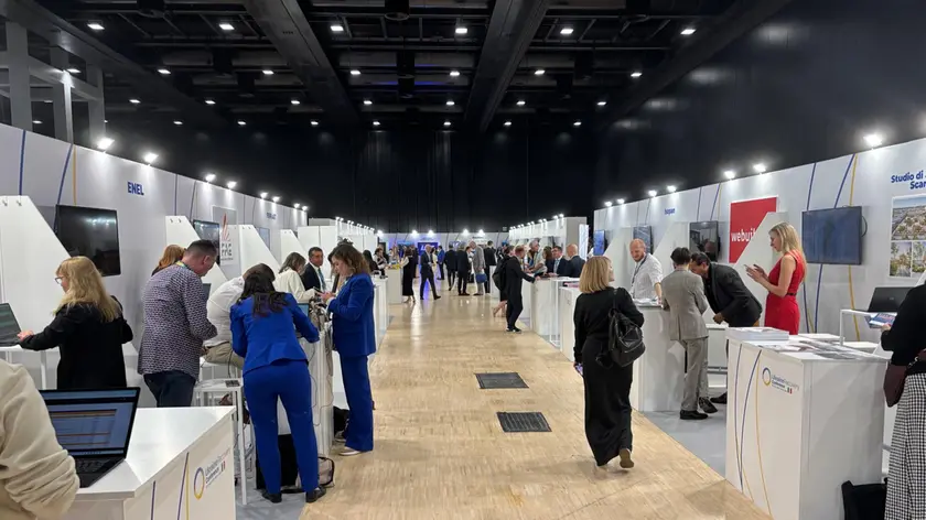 Gli stand delle imprese alla Conferenza per la ripresa dell’Ucraina