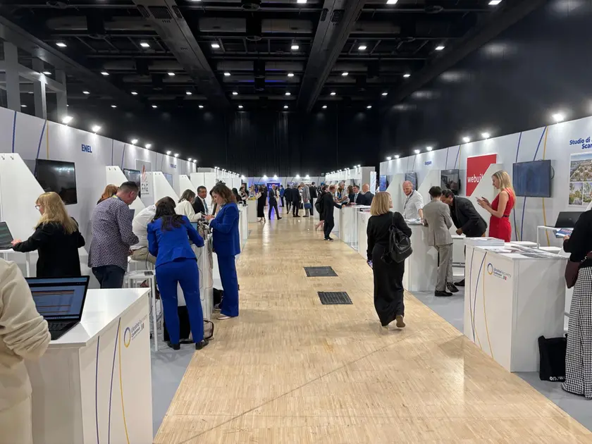 Gli stand delle imprese alla Conferenza per la ripresa dell’Ucraina