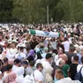 Un momento della commemorazione nel cimitero di Srebrenica (Epa)
