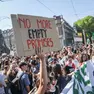Una protesta di giovani che chiedono certezze per il proprio futuro