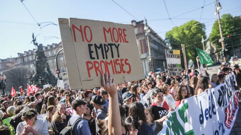 Una protesta di giovani che chiedono certezze per il proprio futuro