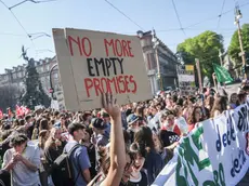 Una protesta di giovani che chiedono certezze per il proprio futuro