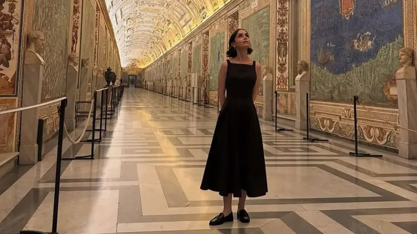 L’attrice Lily Collins in visita serale ai musei vaticani a Roma