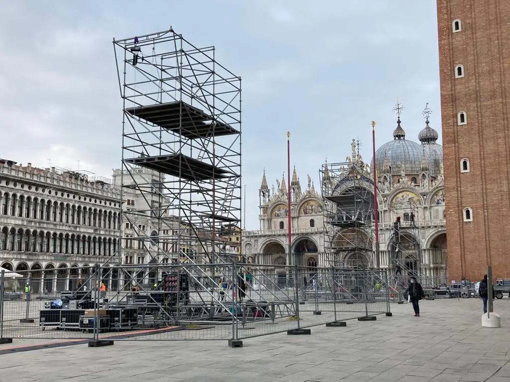 L’allestimento di un set in piazza San Marco