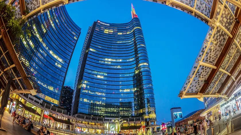 La sede di UniCredit in Piazza Gae Aulenti a Milano