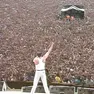 La copertina del libro e la foto simbolo: Freddie Mercury dei Queen davanti alla sterminata platea di Wembley al Live Aid 1985