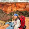 Nicolò Guarrera, molto popolare con il nome di Pieroad sui social, durante il suo giro del mondo a piedi: qui in Australia