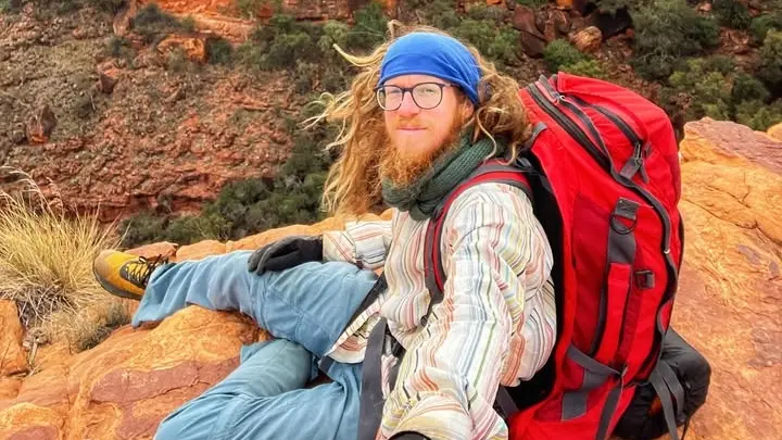 Nicolò Guarrera, molto popolare con il nome di Pieroad sui social, durante il suo giro del mondo a piedi: qui in Australia