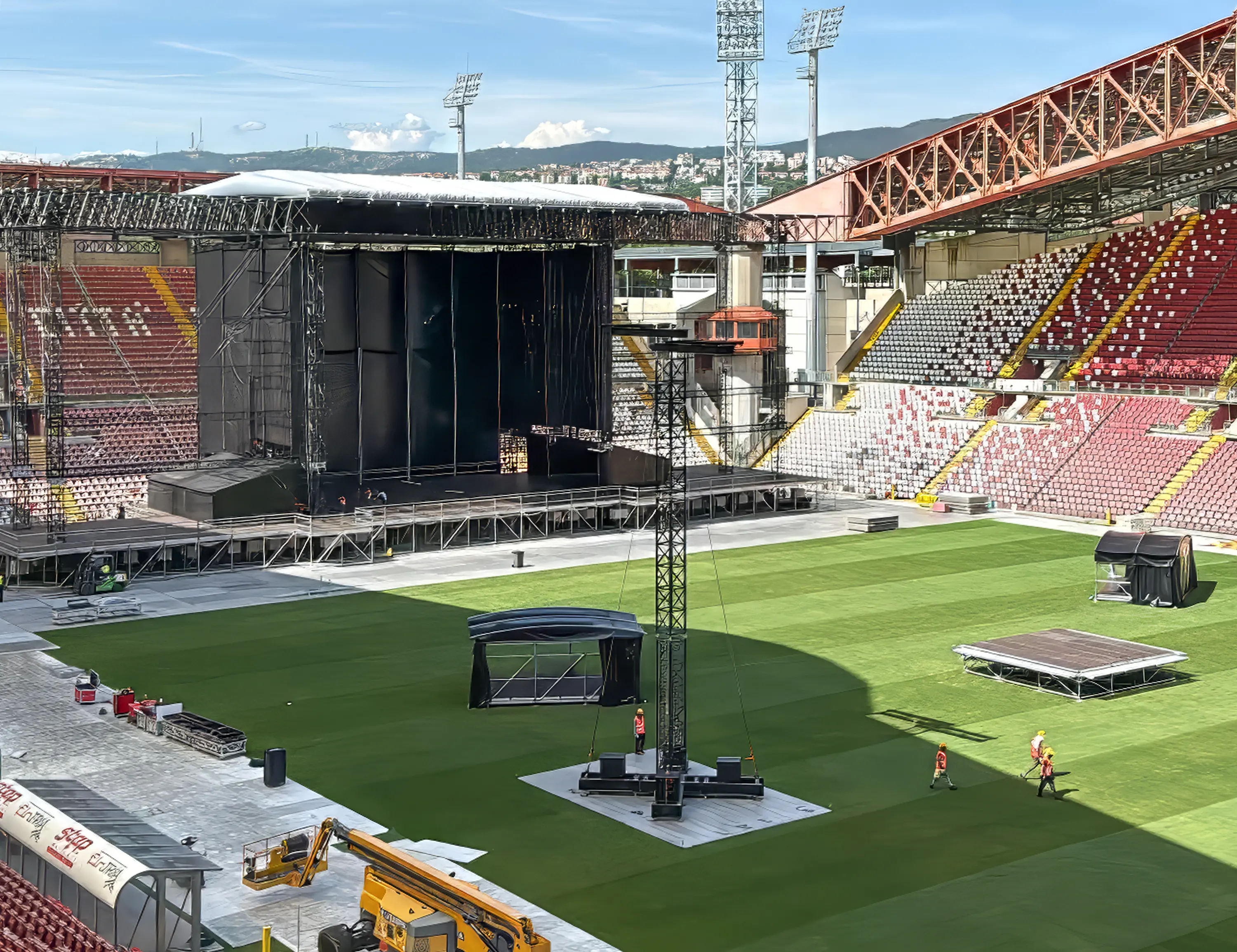 Il palco allestito allo stadio Nereo Rocco per il concerto di Robbie Williams