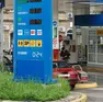 Rifornimento di carburante in una stazione di servizio croata