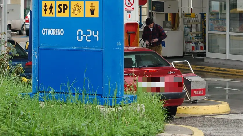 Rifornimento di carburante in una stazione di servizio croata
