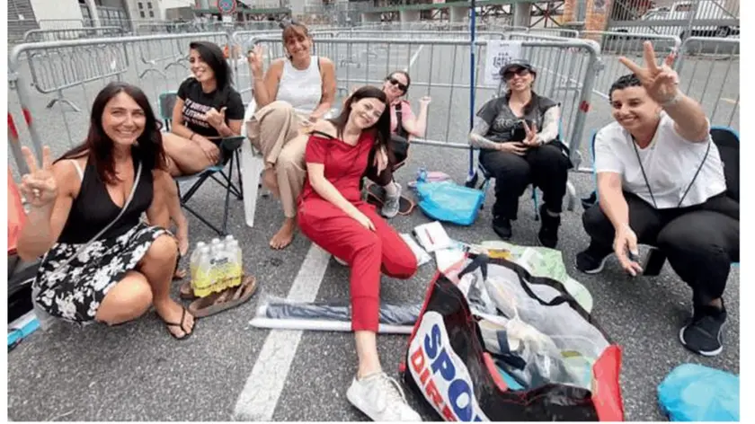 I fan di Robbie Williams dormono davanti agli ingressi dello stadio Rocco di Trieste. Foto Lasorte