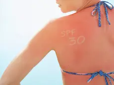 La sfida social dell'estate è la super abbronzatura ma occhio ai rischi